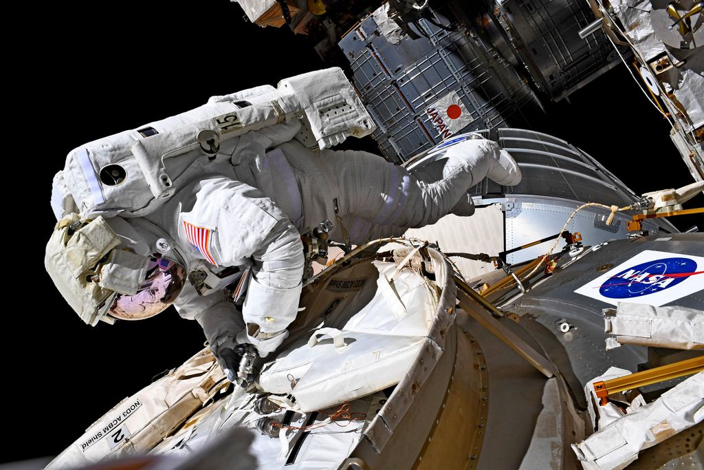 Astronauta em caminhada espação na ISS (Imagem: Reprodução/Bob Behnken)