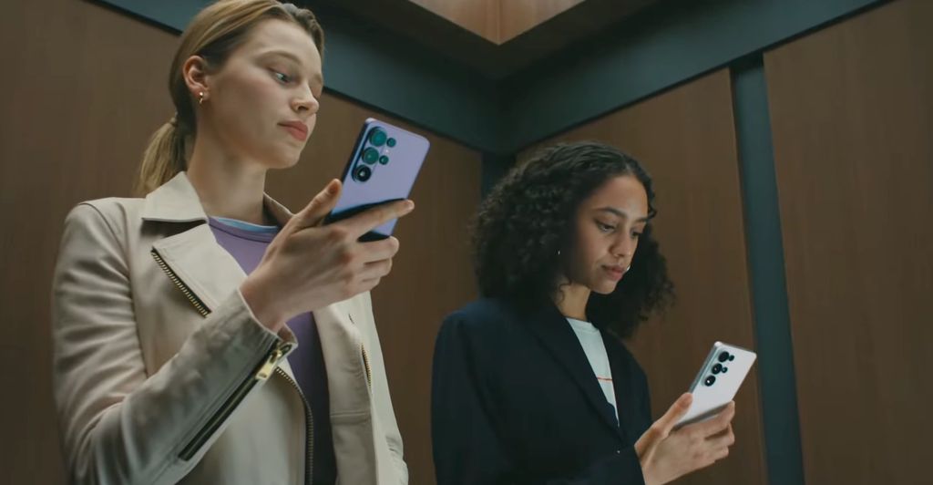 Olhando celular alheio