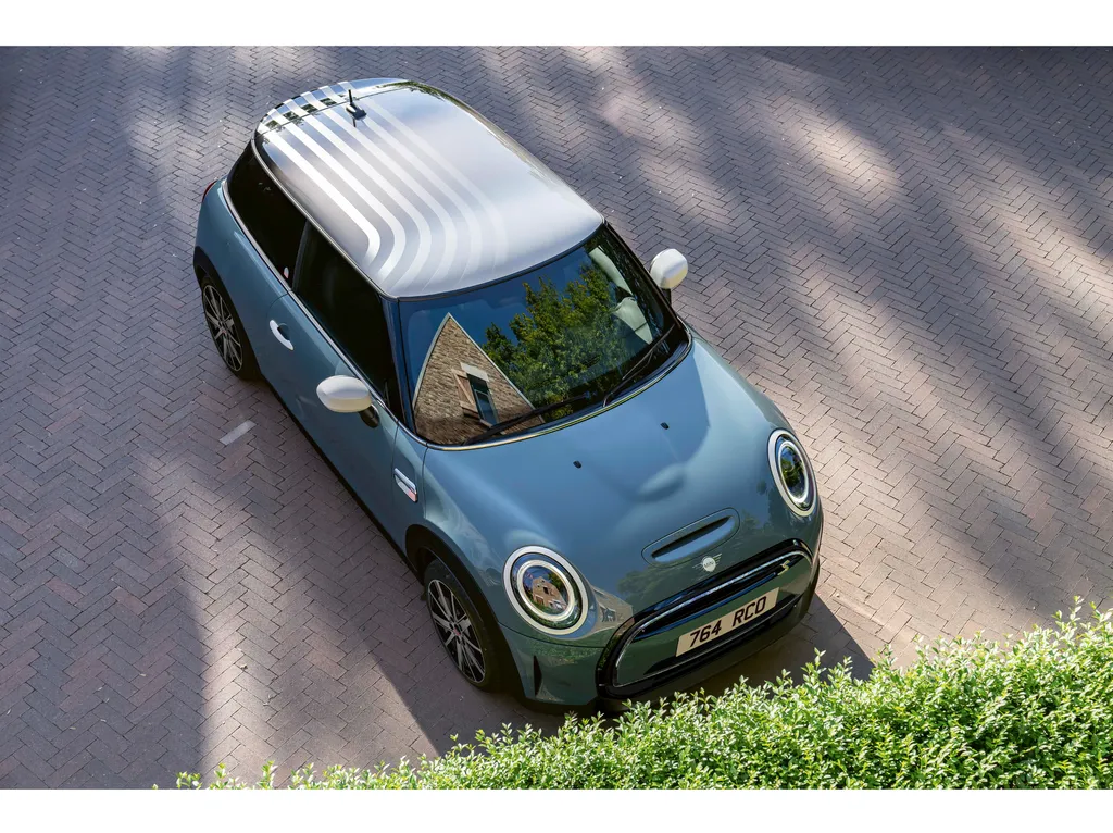 Carroceria da versão exclusiva do Mini Cooper para o Brasil será na cor Verde Sage (Imagem: Divulgação/BMW Group)