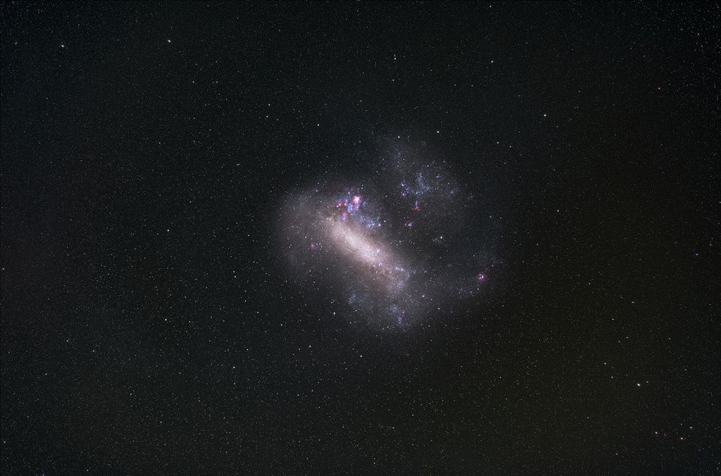 A Grande Nuvem de Magalhães é uma galáxia irregular, apesar de traços de uma estrutura espiralada (Imagem: Reprodução/Zdeněk Bardon/ESO)