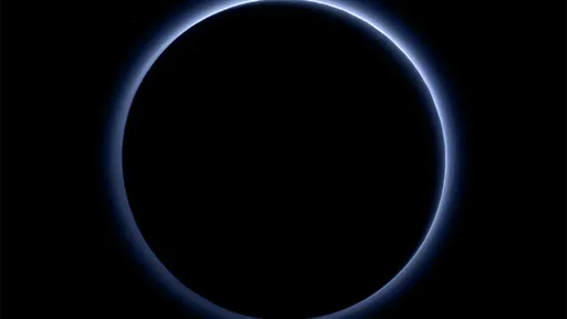 Plutão tem céu azul e água congelada, revela NASA