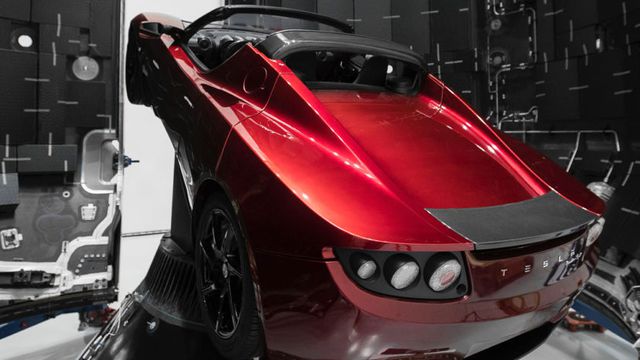 Novos cálculos indicam que Tesla Roadster enviado ao espaço pode cair na Terra