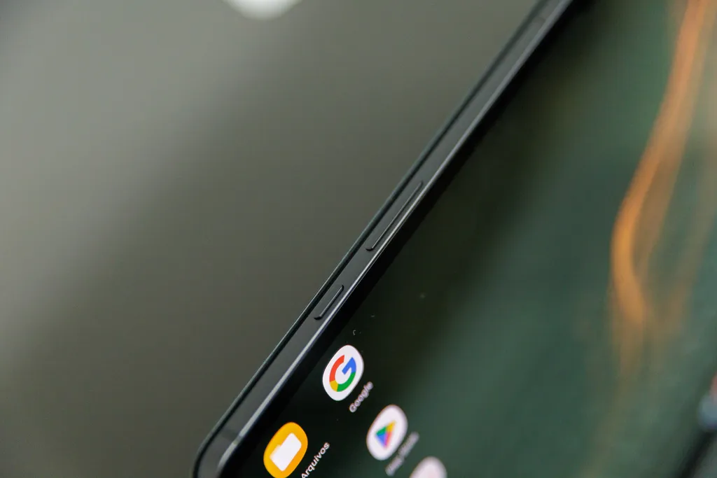 Galaxy Tab S8 Ultra tem visual com bordas bem discretas (Imagem: Ivo Meneghel Jr/Canaltech)