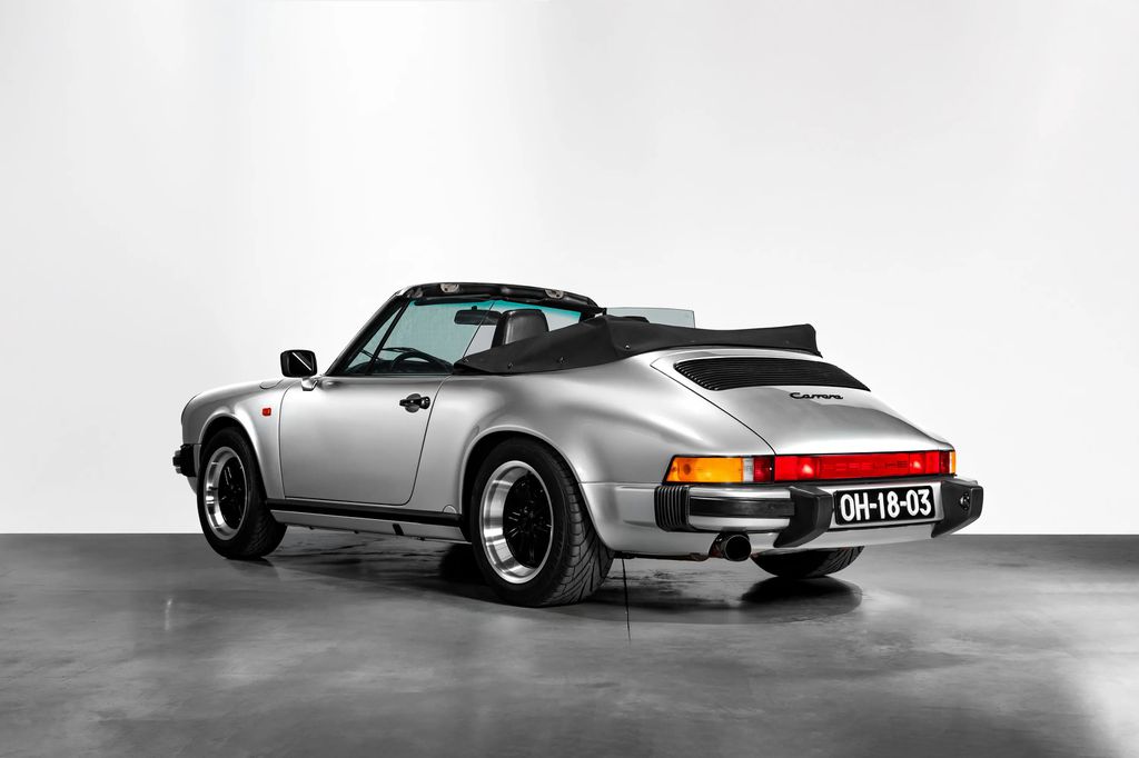 Porsche 911 visto por trás