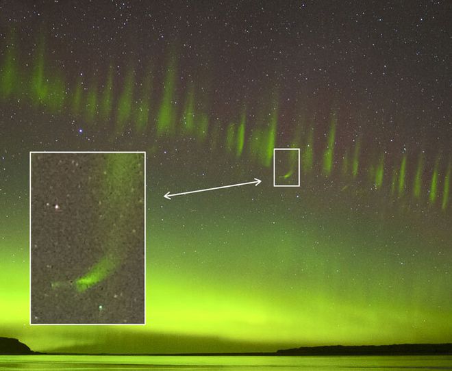 A cerca do STEVE e o detalhe com o raio de luz, que sugere que as formações verdes do fenômeno não sejam auroras (Imagem: Reprodução/J. SEMETER ET AL/AGU ADVANCES 2020)