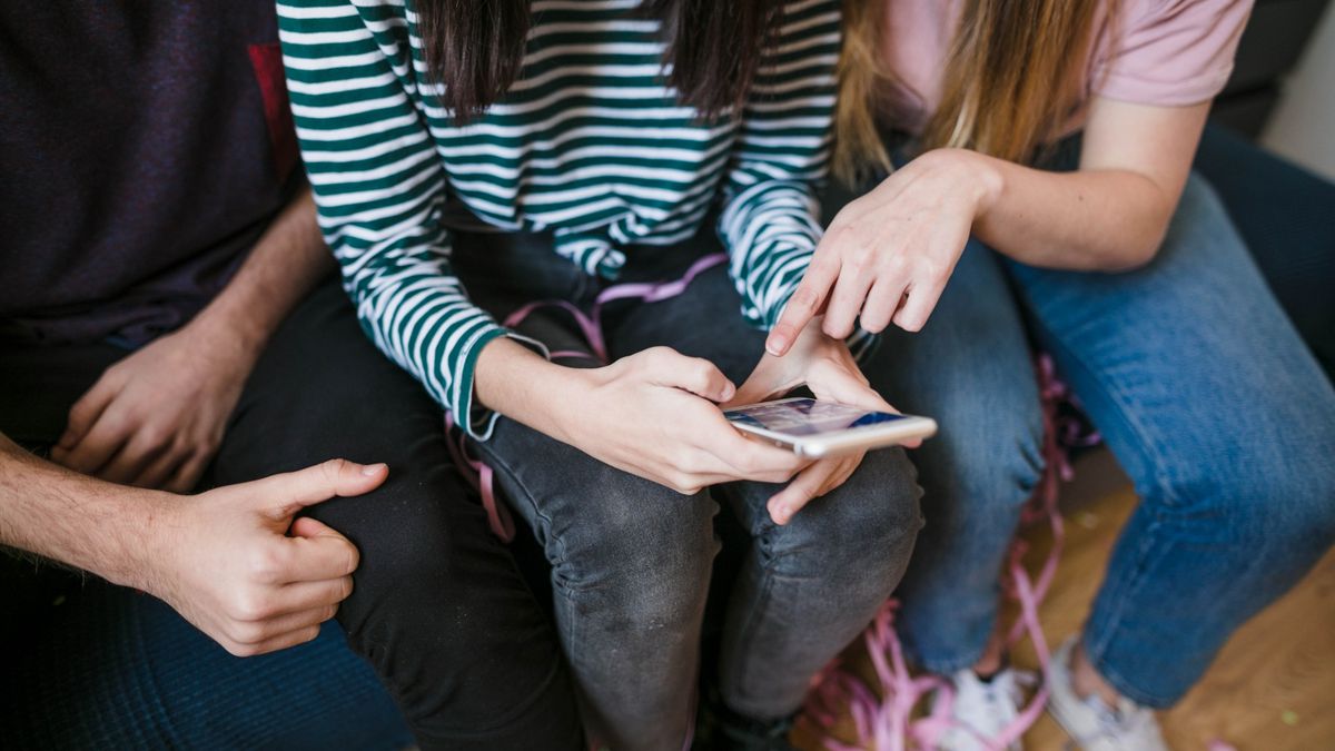 Adolescentes compulsivos em telas revelam maior risco de comportamento suicida