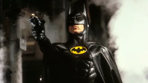 Michael Keaton conta como é vestir o uniforme do Batman 30 anos depois