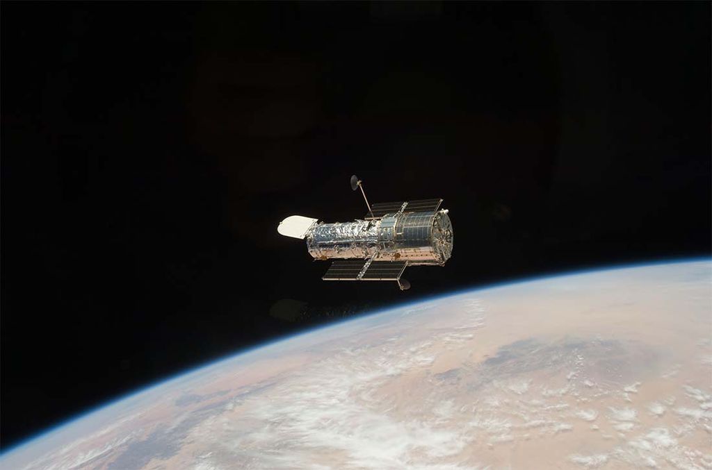 O telescópio Hubble foi lançado em 1990 com o ônibus espacial Discovery (Imagem: Reprodução/NASA)