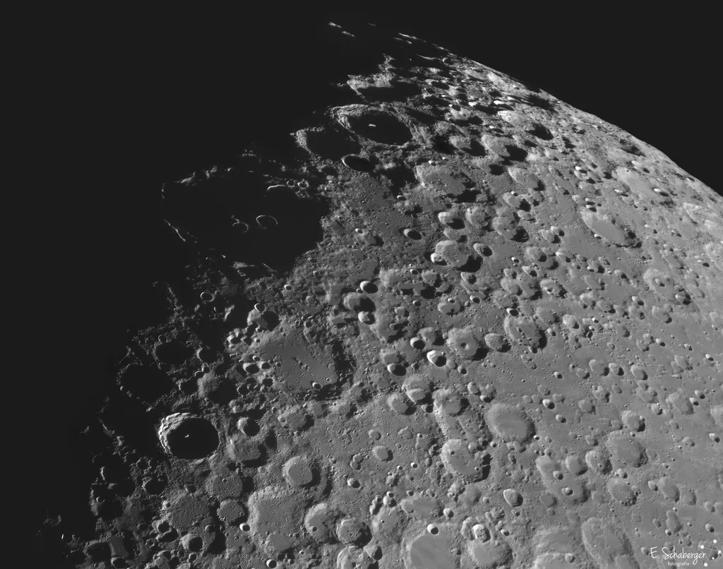 Um pouco da paisagem do polo sul lunar (Imagem: Reprodução/Eduardo Schaberger Poupeau)