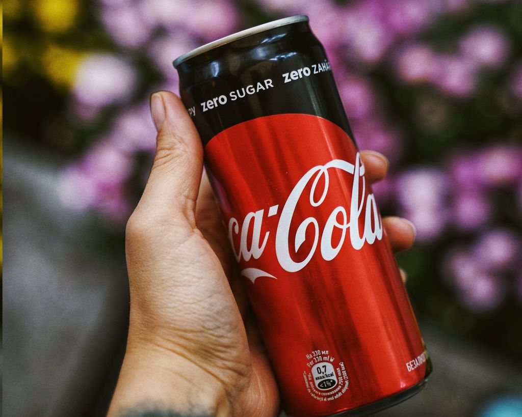 A Coca-Cola Zero acaba sendo menos densa do que a água, o que a faz flutuar (Imagem: Pexels)