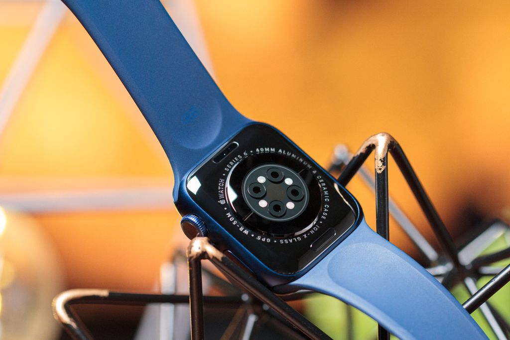 Apple Watch Series 6 conta com uma série de sensores que medem atividades pela sua pele (Imagem: Ivo/Canaltech)