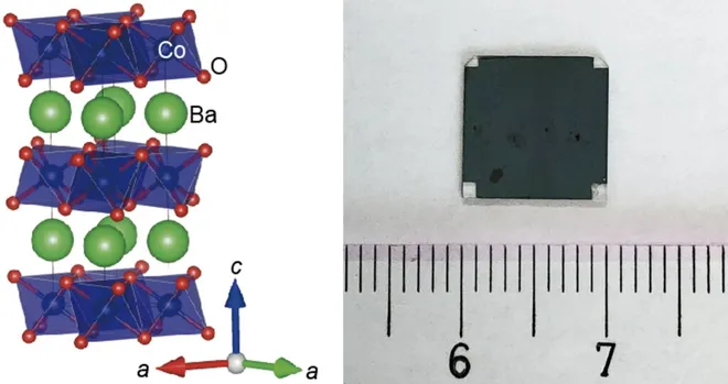 Estrutura cristalina do filme de óxido de bário-cobalto à esquerda e o filme em si à direita (Imagens: ACS Applied Materials & Interfaces e Hiromichi Ohta)