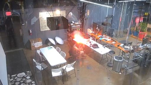 iPhone com bateria estufada explode na mão de usuário