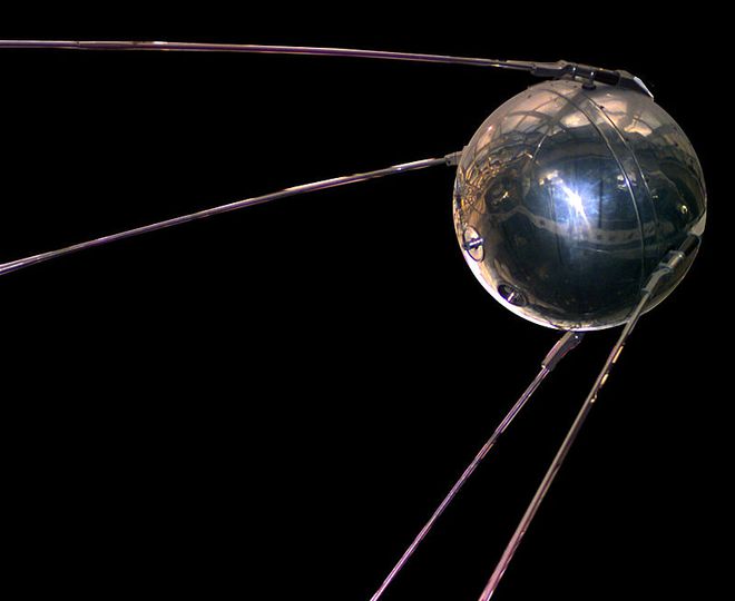 Réplica do satélite Sputnik I, formado por uma esfera metálica e quatro antenas externas de rádio (Imagem: Domínio público)