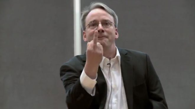 Linus Torvalds: um longo histórico de impropérios e ofensas as mais variadas ajudaram a dar origem ao novo "Código de Conduta" que deve pautar a colaboração entre desenvolvedores do kernel do Linux. (Imagem: reprodução/Ars Technica)