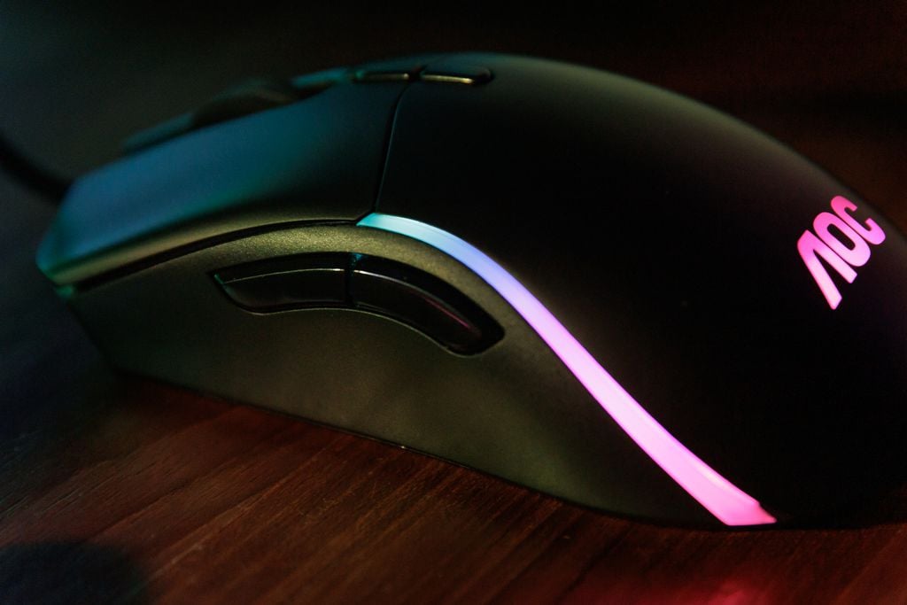 AOC Gaming GM 310 traz design simples, mas com iluminação RGB que dá um efeito de acabamento premium para um produto de entrada. (Imagem: Ivo Meneghel Junior / Canaltech)