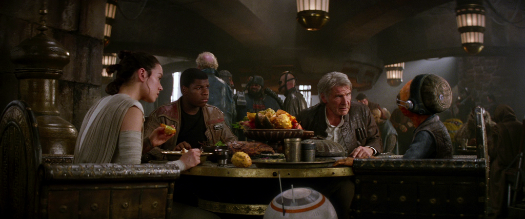 Rey, Finn, BB-8 e Han Solo conversando com Maz Kanata em 