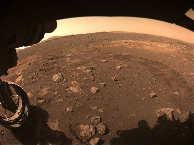 Imagem feita por uma das câmeras Hazard Avoidance Cameras quando o rover finalizou o deslocamento e fez uma curta manobra (Imagem: Reprodução/NASA/JPL-Caltech)