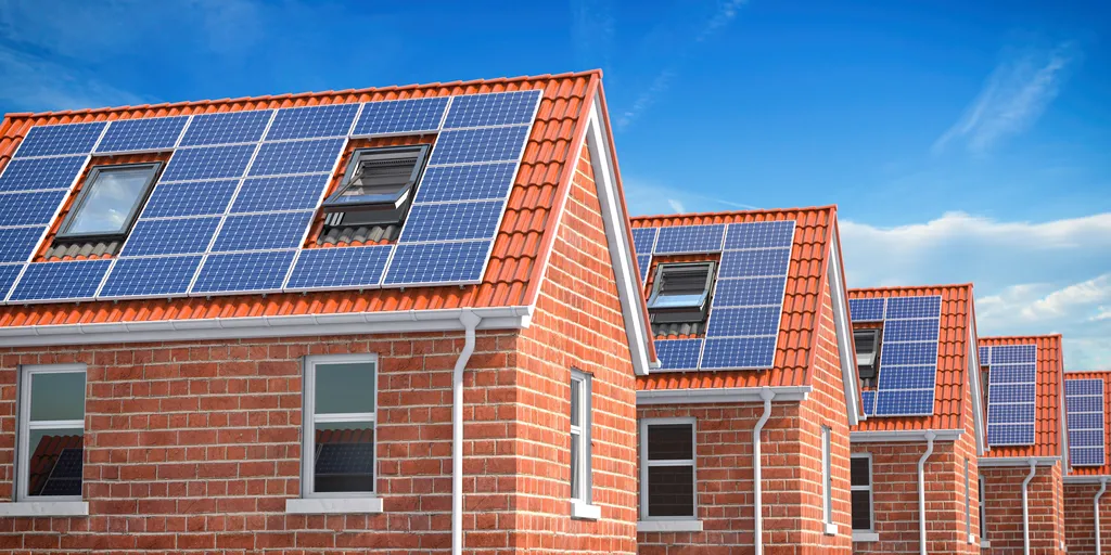 O investimento em painéis solares reflete na conta de luz das residências (Imagem: Envato / maxxyustas)