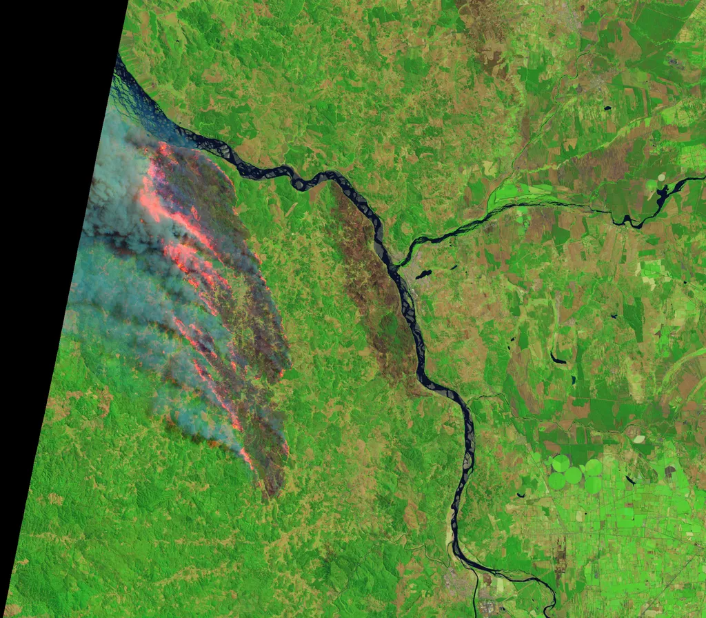 Composição em falsa-cor de imagens do satélite Landast 8. Colorindo sinais captados na faixa do infravermelho, é possível identificar claramente as áreas queimadas (marrom) e onde o fogo segue ativo (vermelho) (Imagem: NASA Earth Observatory)