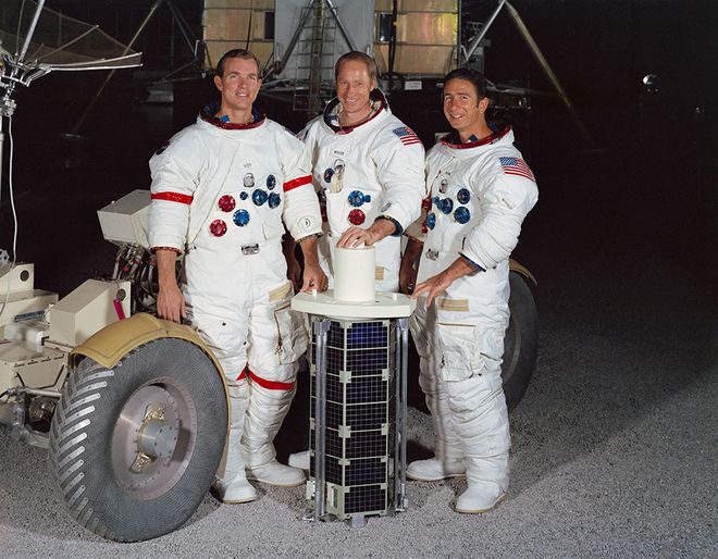 David Scott, Al Worden e James Irwin com o satélite que foi lançado antes de deixarem a órbita lunar (Imagem: Reprodução/NASA)
