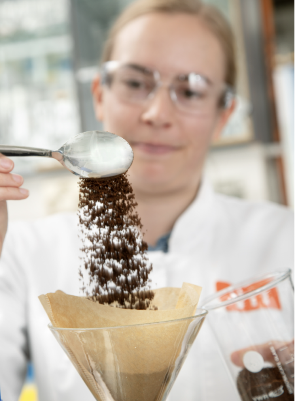 Cientista passa um cafezinho cultivado em laboratório (Imagem: Reprodução/VTT)