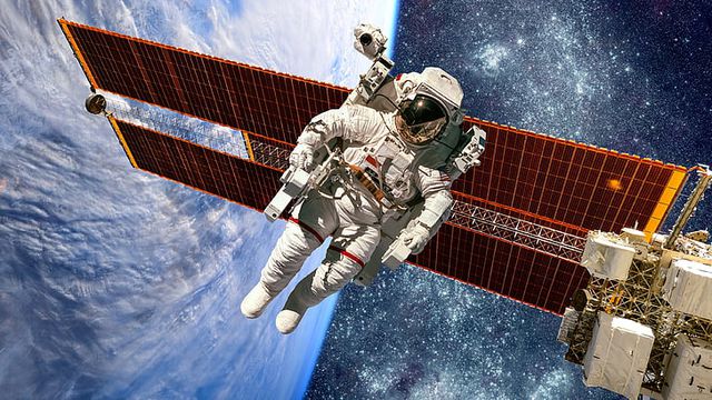 Astronautas fazem exames médicos no espaço antes de voltarem à Terra em abril