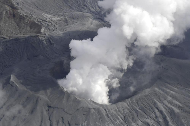 Fumaça expelida do Monte Aso (Imagem: Reprodução/Kyodo News via AP)