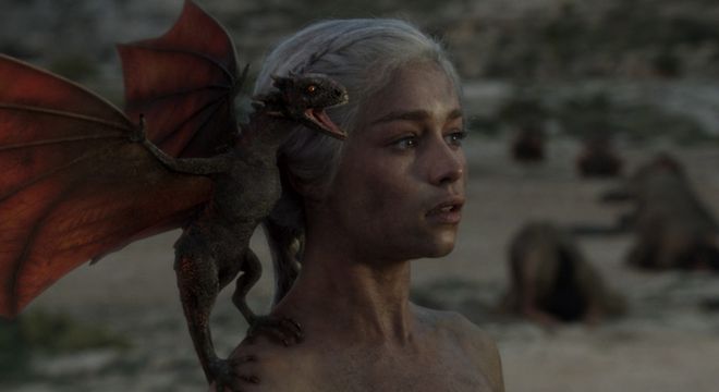 Daenerys após sair das chamas com seus dragões (Imagem: HBO)
