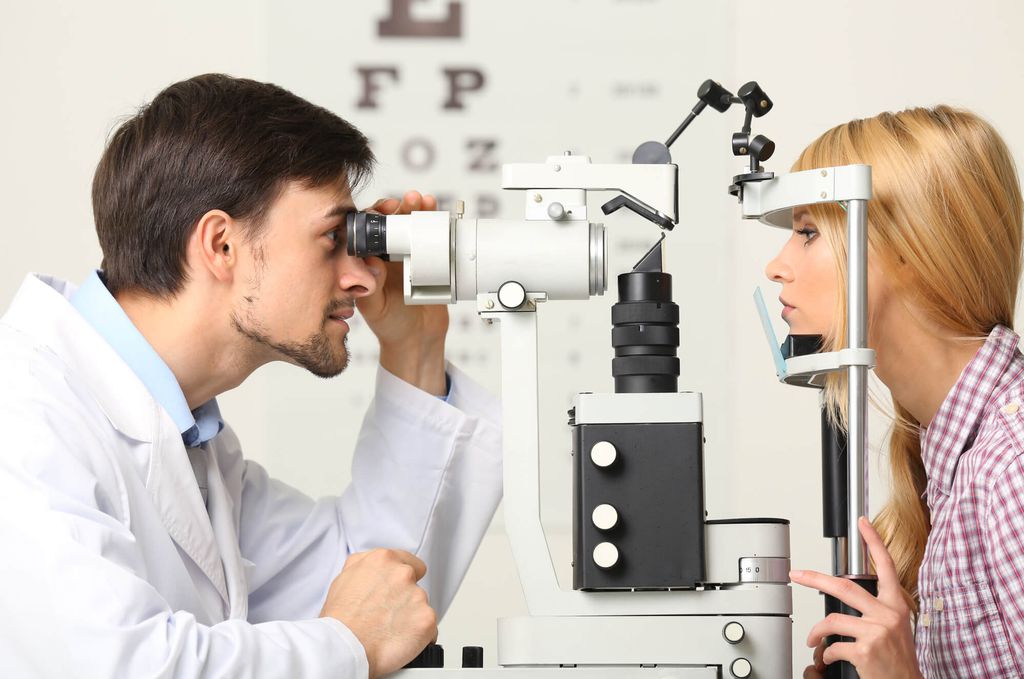 Profissionais recomentam consultar um oftalmologista imediatamente para que o profissional possa avaliar qual o melhor uso para cada paciente