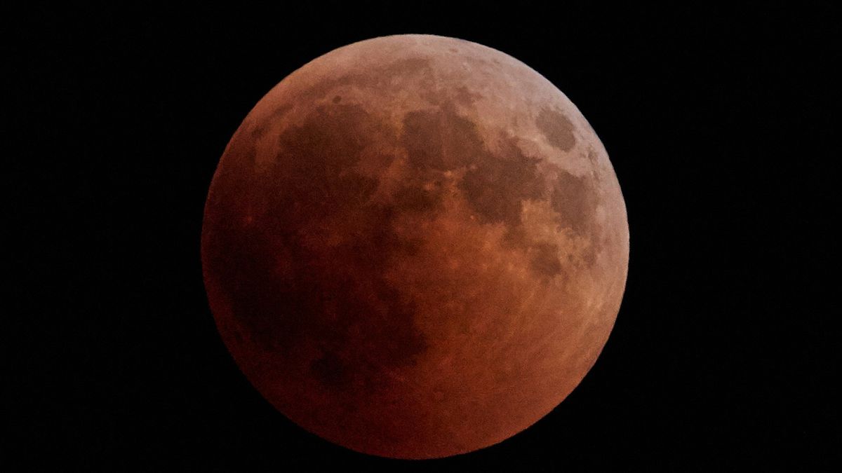 Lua de Sangue | Por que satélite fica vermelho durante um eclipse lunar total?