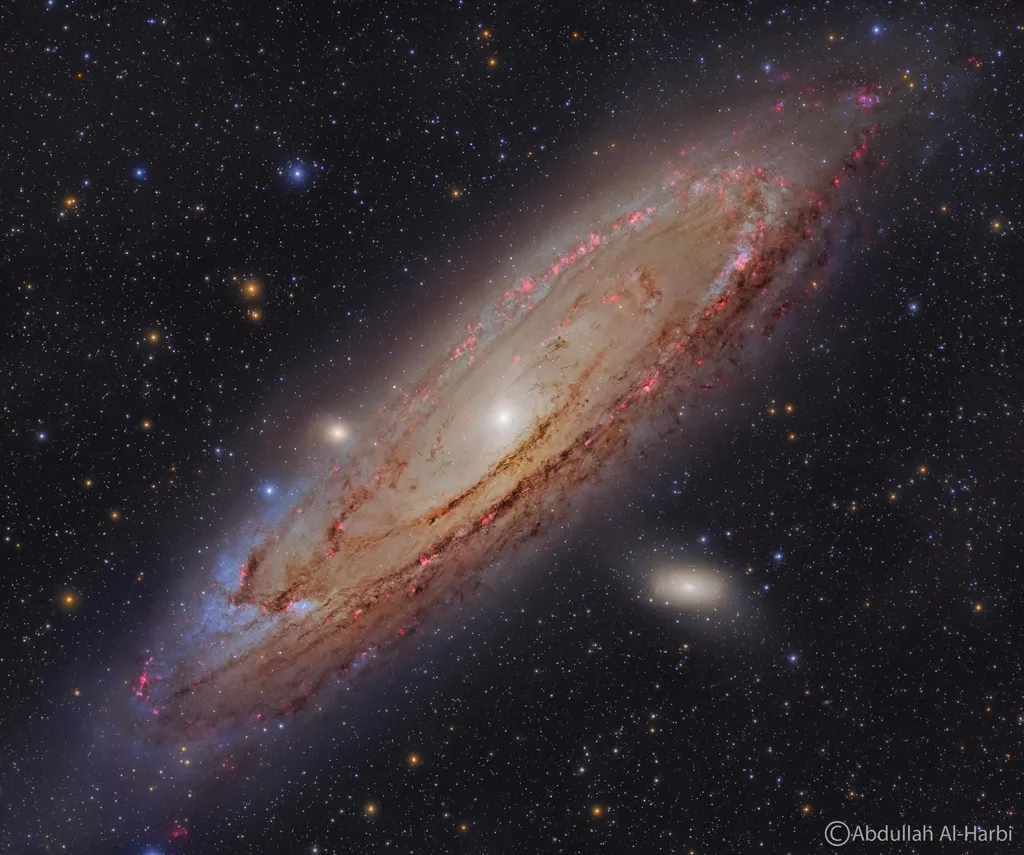 Galáxia Andrômeda e nebulosas de emissão (Imagem: Reprodução/Abdullah Al-Harbi)