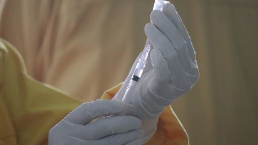 Enfermeira antivacina é acusada de injetar água com sal em idosos