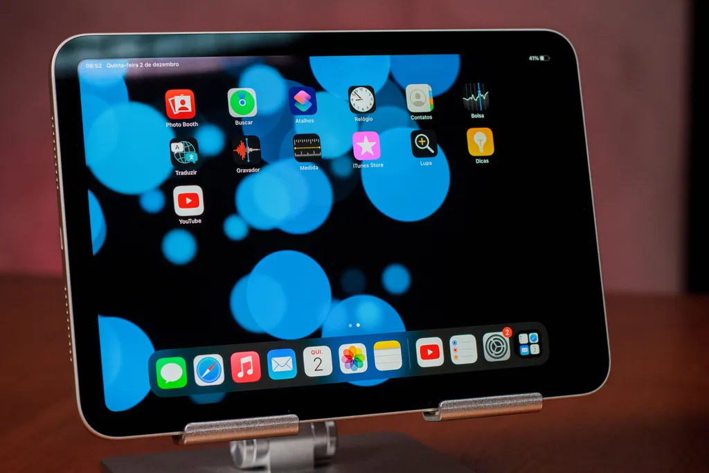 iPad mini tem um design mais compacto para quem busca um tablet pequeno (Imagem: Ivo Meneghel Jr/Canaltech)
