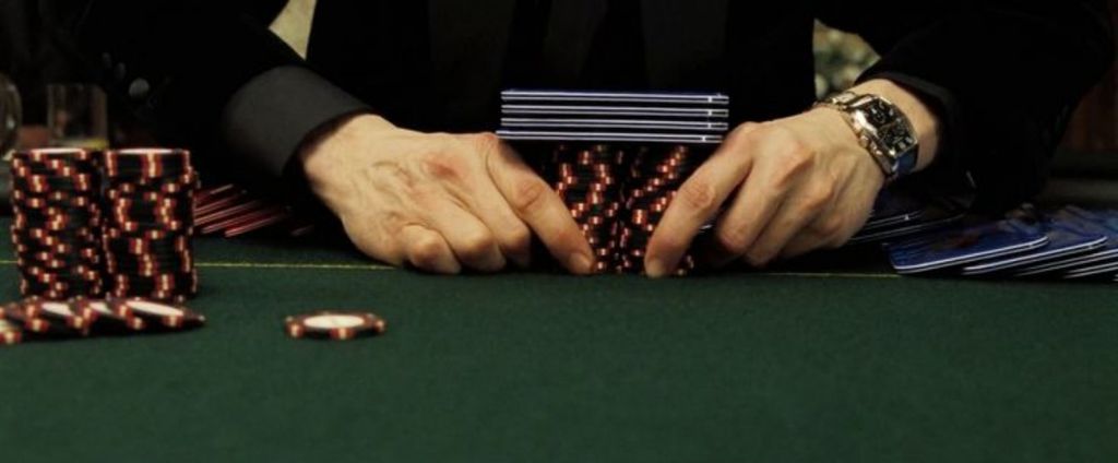 Só o que Bond ganhou no pôker em Cassino Royale seria o suficiente para viver sem nunca mais trabalhar no Brasil (Imagem: Reprodução/MGM)