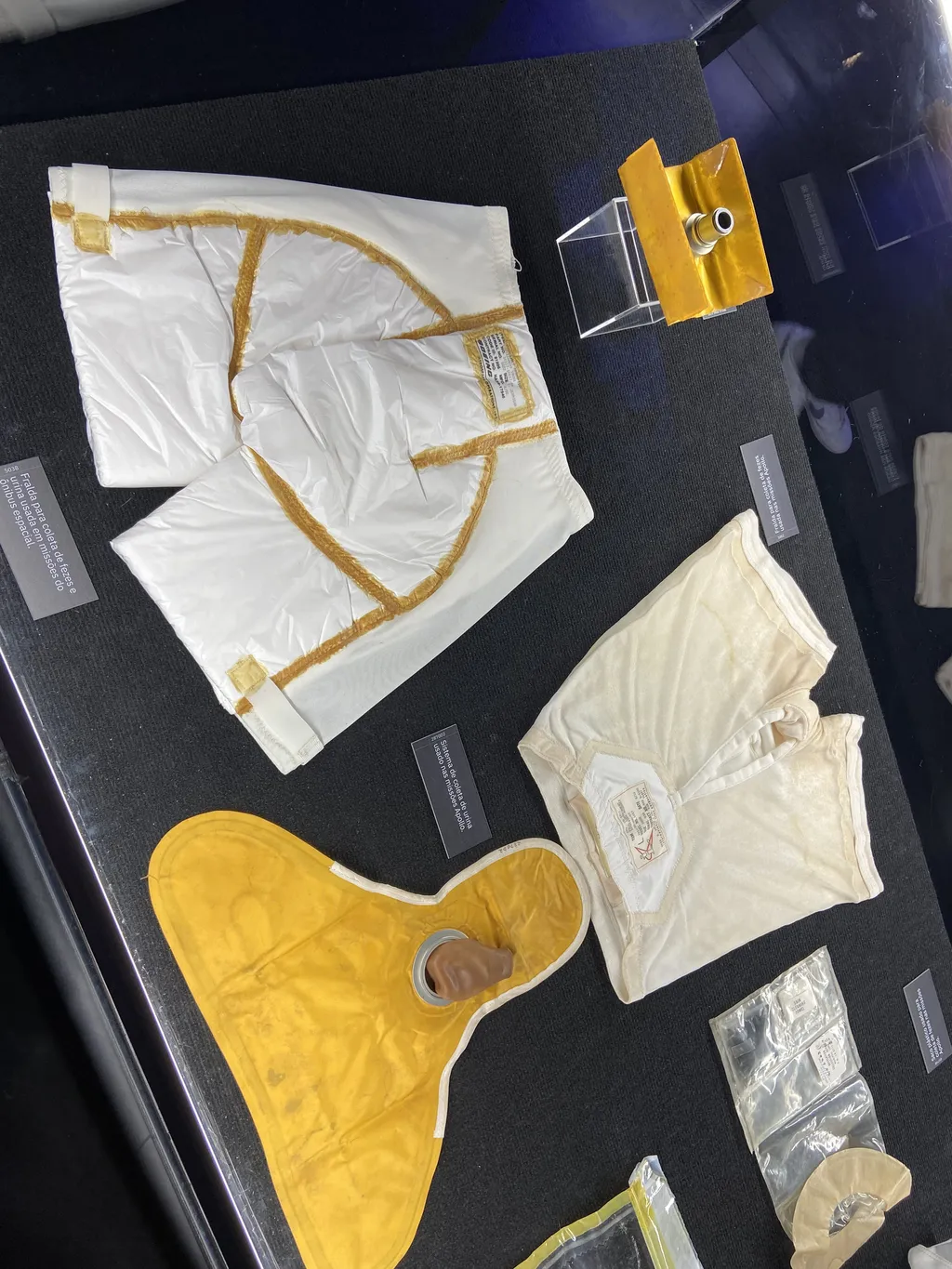 Sistema de coleta de urina que fazia parte do traje espacial do programa Apollo (Imagem: Patricia Gnipper/Canaltech)