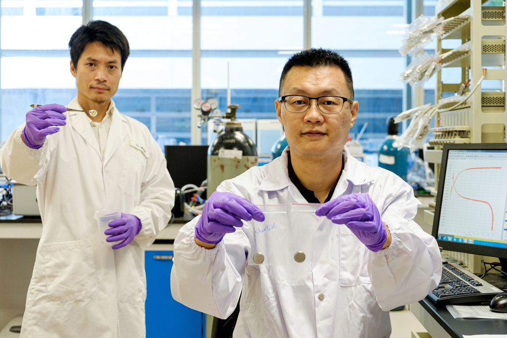 Professor Xu Zhichuan com as baterias de íons de lítio que não pegam fogo (Imagem: Reprodução/NTU)