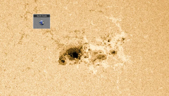 A mancha solar e a região ativa observadas pelo magnetômetro da SDO durante a explosão, que não aparece nestes comprimentos de onda (Imagem: NASA/SDO/HMI/HelioViewer, edição: Daniele Cavalcante)