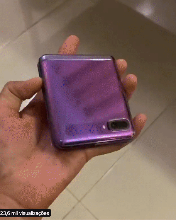 Samsung Galaxy Z Flip pode ser colocado facilemente no bolso (Reprodução: Twitter/@BenGeskin)