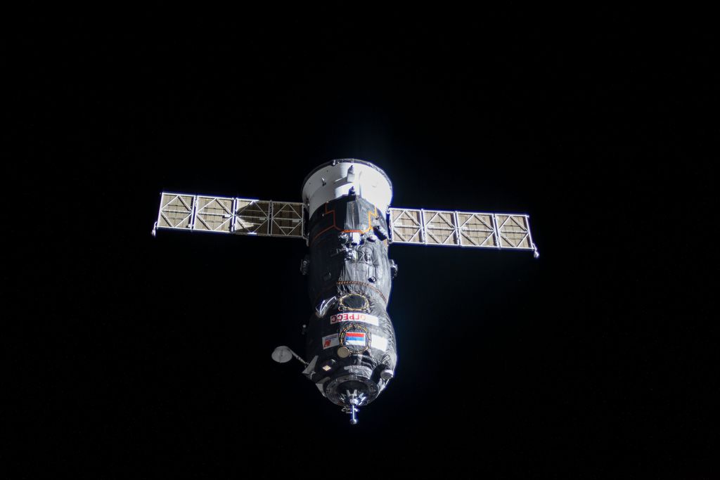 Nave russa Progress observada da ISS (Imagem: Reprodução/Reprodução/Roscosmos/Twitter)