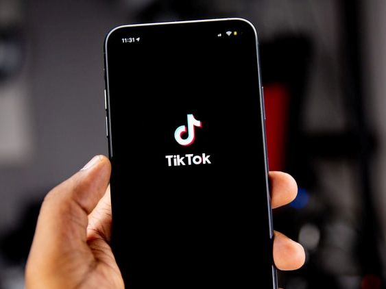 O TikTok pode ser uma das empresas prejudicadas pelo projeto (Imagem: Solen Feyissa/Unsplash)