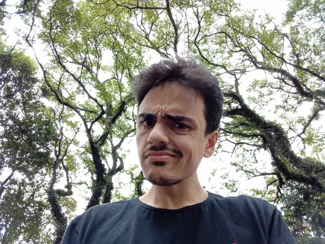 Selfie tirada no modo automático com o Moto Tab G70