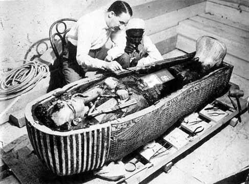 Howard Carter restaurando tumba Howard Carter restaurando tumba