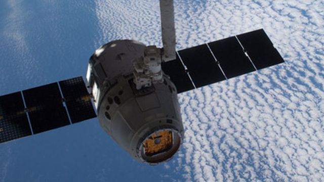 Nave espacial cargueira da SpaceX decola em voo comercial para a estação