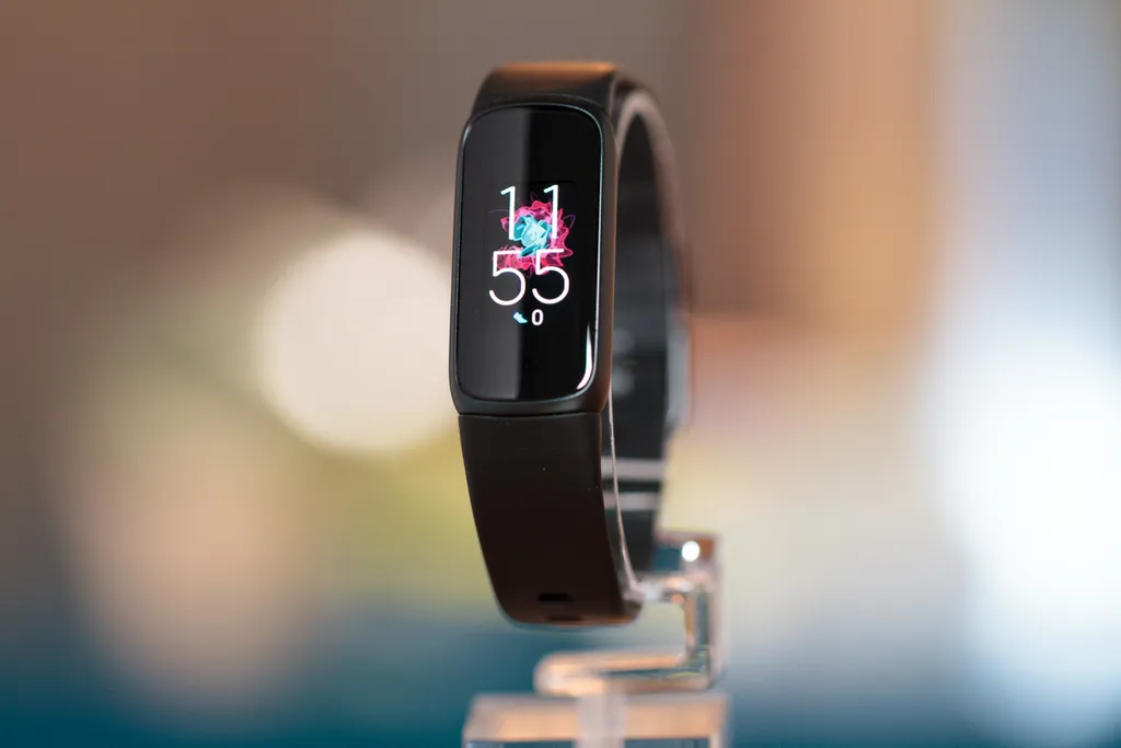 A Fitbit Luxe é uma pulseira bem construída e compacta (Imagem: Ivo Meneghel Jr./Canaltech)