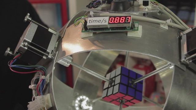 Robô bate recorde e resolve cubo mágico em 0,887 segundo