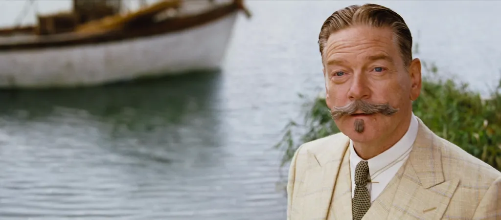 Famoso pelo seu bigode e carisma, o inspetor Hercule Poirot retoma no terceiro filme baseado na obra de Agatha Christie. (Imagem:Reprodução/20th Century Studios)