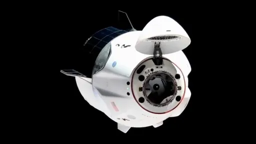 Nave Crew Dragon foi transportada para nova porta na ISS