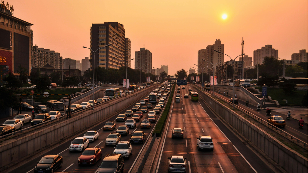 Trânsito de carros em via