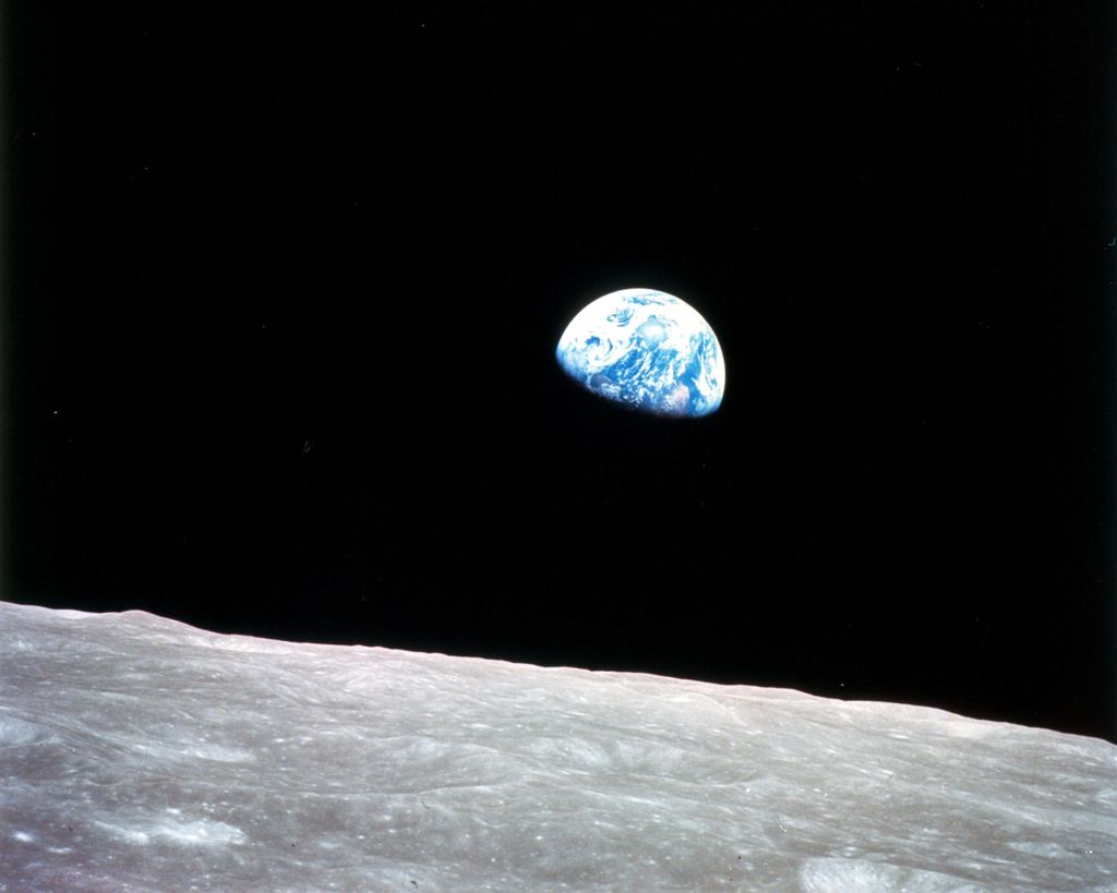 A célebre foto "Earthrise", feita pela tripulação, que mostra o "nascer" da Terra (Imagem: Reprodução/Bill Anders/NASA)